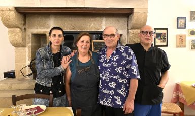 La famiglia Mastria: generazioni diverse, stessa cura per le tradizioni pugliesi. Il ristorante si trova a Castiglione d'Otranto ed è aperto tutto l'anno
