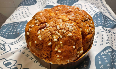 Il Panettōne allo yuzu e cioccolato bianco della Gastronomia Yamamoto, posato silla stoffa illustrata da Yocci
