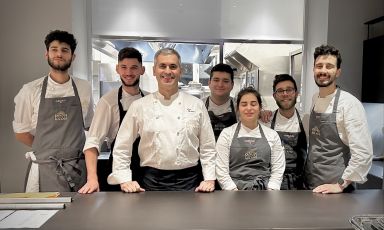 Luis Pestana, al centro, con la brigata che ha cucinato a Identità Golose Milano (primo sulla destra il nostro executive chef Edoardo Traverso)
