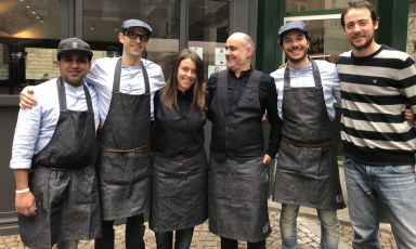 La squadra di Exit-Gastronomia Urbana, la seconda insegna di Matias Perdomo, Thomas Piras e Simon Press, il trio di Contraste, aperta ieri nel chiosco di piazza Erculea a Milano, telefono +39.02.35999080. Nella foto: Upul, Francesco, Valeria, Nicola Inserrato, Claudio Rovai e Simon Press. Perdomo e Press saranno relatori in Auditorium a Identità Milano, lunedì 5 marzo
