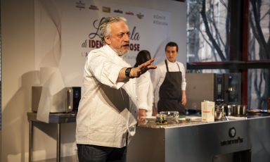 Davide Scabin, dopo aver aperto il programma dell'Auditorium di questa dodicesima edizione di Identità Milano, nel pomeriggio è salito sul palco della Scuola di Identità Golose. Da domenica a martedì 18 grandi chef racconteranno i segreti dei loro grandi piatti
