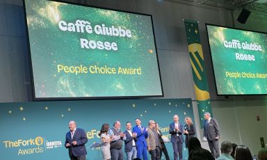 Da sinistra, il presentatore Gerry Scotti, che ha condotto brillantemente la serata, Elena Collini, Brand Manager TheFork Italia, Paolo Marchi, curatore e cofondatore di Identità Golose, Francesco Montemurro, chef dell'agriturismo La Pedrosa a Montefiora Conca (Rimini) a cui è stato assegnato il People Choice Award per il Nord Italia, Giuseppe Lo Presti, chef del Caffè Giubbe Rosse a Firenze che si aggiudica il prestigioso premio People Choice Award, e per il Sud Italia e le Isole, premiato il ristorante Joca (Napoli) nella persona dello chef Gianluca D'Agostino, sul palco assieme a Carlo Carollo, Country Manager Italia TheFork, Cinzia Benzi, la nostra donna del vino, e Claudio Ceroni, presidente di MAGENTAbureau e cofondatore di Identità Golose
