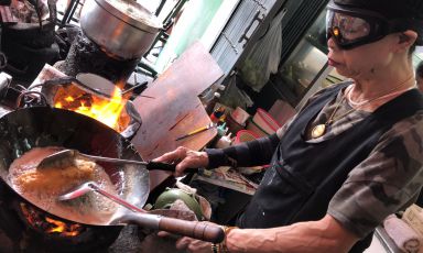 Jay Fai, 72 anni, la signora del wok di Bangkok, Tailandia. Il suo ristorante ominimo è una delle 4 nuove insegne nella Guida ai ristoranti d'Italia, Europa e Mondo di Identità Golose (foto Zanatta)
