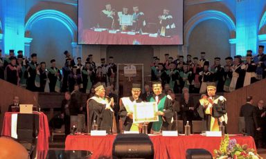 Massimo Bottura mentre riceve la Laurea ad honorem a Bologna. Alla sua sinistra è il rettore Francesco Ubertini, alla sua destra il professor Max Bergami
