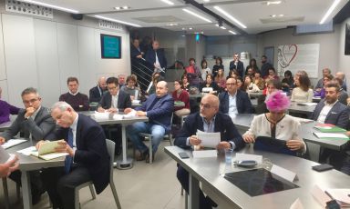 There were many important chefs at the meeting in Milan. Left, Roberto Cargangiu and Lino Stoppani, behind them Enrico Cerea, Claudio Liu and Alessandro Pipero. Right, Claudio Salder and Cristina Bowerman, behind Ciccio Sultano, Davide Oldani and Enrico Buonocore