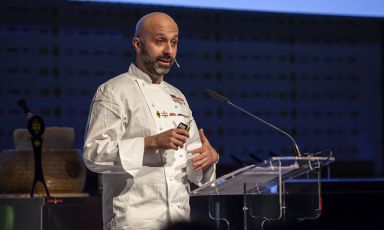 Niko Romito, chef at Reale Casadonna in Castel di Sangro (L'Aquila), 3 Michelin stars, livened up in the afternoon in the Auditorium, with a recap of the last ten years of his story (and ten years in a row at the congress in Milan: in 2007 he didn’t even have a star). Photo by Brambilla/Serrani, translation into English by Slawka G. Scarso
