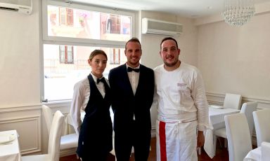 Da destra, Francesco Tiano, Claudio Tiano e la moglie di quest'ultimo, Luana Bruno, donna di sala. Sono i volti del ristorante Cinquesensi di Crotone (foto Tanio Liotta)
