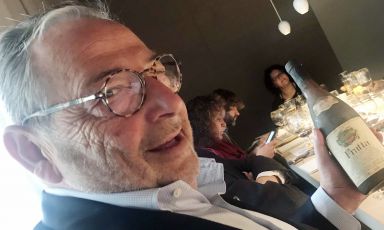 Fausto Maculan mostra la bottiglia del 1977 di Fratta
