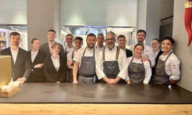 La classica foto di gruppo al pass dell'Hub, con Angelo Pumilia e le brigate di sala e di cucina
