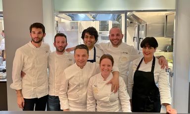 Le Giovani Stelle che nella serata di luned&igrave; 7 marzo hanno cucinato per il pubblico di Identit&agrave; Golose Milano: da sinistra Richard Abou Zaki, Pierpaolo Ferracuti, Giovanni Solofra, Himanshu Saini, Roberta Merolli, Alessandro Billi e Valentina Rizzo. Mancano nello scatto il miglior barman,&nbsp;Matteo Di Ienno, e la migliore sommelier donna,&nbsp;Lorenza Panzera
