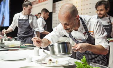Enrico Crippa questa mattina con parte della brigata di cucina di Piazza Duomo, 3 stelle Michelin. Il suo "Viaggio nel tempo" ha incluso 3 grandi filoni: Antipasto misto di primavera; Alla pasta ci giro attorno e la rivistazione del Mattone, classico dessert piemontese (foto Brambilla/Serrani)
