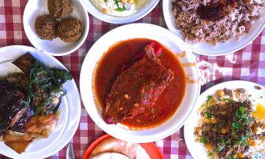 I tanti sapori della cucina israeliana: siamo a Gerusalemme, all'Azura, legato a Slow Food Israele (4 Ha'eshkol street, Machane Yehuda, +972.2.6235204)