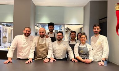 Gli chef Agostino D’Angelo del Brizza del Villa Sant’Andrea, Taormina Mare (Messina) e  Roberto Toro dell’Otto Geleng del Grand Hotel Timeo, Taormina (Messina), una stella Michelin con il team di cucina di Identità Golose capitanato dallo chef Edoardo Traverso. Per prenotare la cena di questa sera (9 marzo) e di domani (10 marzo) della rassegna Sapori dal mondo Belmond a Identità Golose Milano clicca qui - Foto Annalisa Cavaleri
