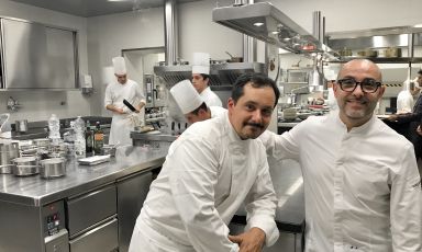 La cucina di Enoteca Pinchiorri in piena azione: abbiamo rubato solo un momento ad Alessando Della Tommasina e Riccardo Monco, per scattare loro questa foto
