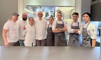 Franco Pepe di nuovo al pass dell'Hub, con la brigata di cucina di Identità Golose Milano
