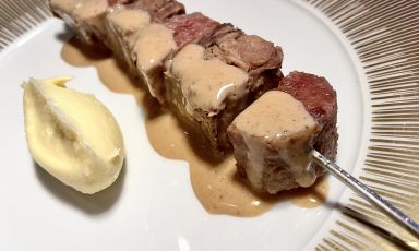 Bollito sì, ma servito sullo spiedo: muta la forma, non la sostanza... che è deliziosa. Uno scatto dal menu a tutta carne andato in scena lo scorso 13 novembre a Identità Golose Milano: a firmarlo, la brigata dell'hub
