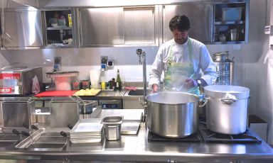 Francesco Passalacqua ai fornelli di Esco, il bistrò mediterraneo (via Tortona 26 a Milano, +39.02.8358144, escobistromediterraneo.it) che apre le sue porte domani, giovedì 26 marzo