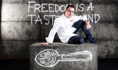 Born in 1990 he already has plenty of experience with great chefs, with Heinz Beck above all. The latter has now sent him to direct the sweet side of his Social by Heinz Beck restaurant in Dubai: Francesco Acquaviva tells his nice tale of career pastry chef at Identità Golose 
