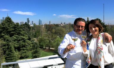 Stefano Cerveni e la compagna Sara, futura moglie ad agosto, brindano alla presentazione della Terrazza Triennale  (info@terrazzatriennale.org), il nuovo ristorante che poggia sul tetto del Palazzo dell'Arte