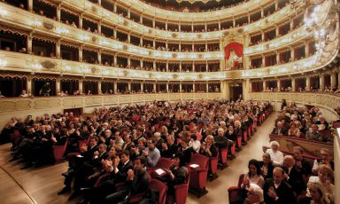 Il Teatro Ponchielli di Cremona, sede di A cena con il Maestro - Omaggio a Claudio Monteverdi, celebrazioni nel 450esimo della sua nascita, in collaborazione con East Lombardy
