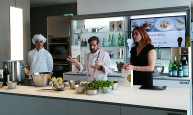 Il cagliaritano Stefano Deidda, chef di Dal Corsaro, il ristorante di famiglia, è cresciuto anche grazie alle esperienze presso Riccardo Camanini di Villa Fiordaliso sul Garda, Claudio Sadler a Milano, Tonino Cannavacciuolo a Villa Crespi e poi anche oltreconfine, da Martin Berasategui. E' stato ospite di Identità di Pasta, appuntamento fisso del programma di Identità Expo S.Pellegrino, realizzato in collaborazione con Pastificio Felicetti e presentato da Eleonora Cozzella