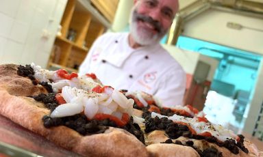Edoardo Papa e la sua pizza. In Fucina, a Roma, compie dieci anni
