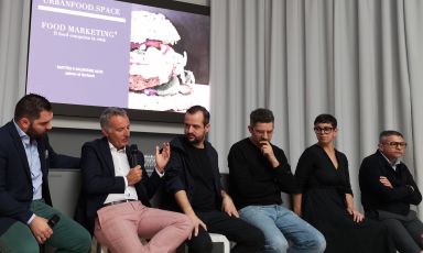 Immagine tratta dalla presentazione del libro "Food Marketing2" all'Hub di Identità Golose. Con l'autore Carlo Meo (secondo da sinistra), c'erano Alberto Tasinato (Alchimia, Milano), Matteo e Salvatore Aloe (Berberè), Serena Mela (Frantoio di Sant'Agata d'Oneglia) e Michele Cannone (Lavazza)
