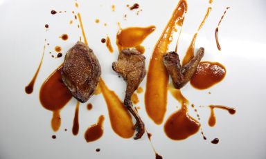 Piccione secondo antica tradizione è il Piatto del 2023 di Giuseppe Luparelli e Lorenzo Sorrentino, chef del ristorante Estro, a Palazzolo Acreide (Siracusa)
