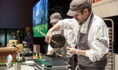 Paul Pairet, chef francese di stanza a Shanghai (Ultraviolet e tanto altro), autore di una scintillante lezione a Milano, introdotto dalla giornalista Maddalena Fossati
