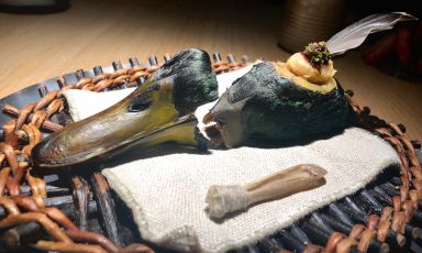 Il primo passaggio dell'anatra in 4 servizi di Duck Feast, piatto simbolo del menu Game & Forest del ristorante Noma di Copenhagen
