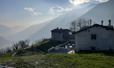 Vista dall'alto di Contrada Bricconi, ristorante agriturismo e azienda agricola a Oltressenda Alta, Bergamo
