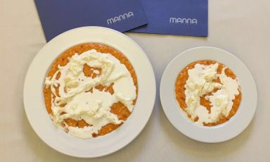 Fuma e brucia, il risotto con stracciatella leggermente affumicata e 'nduja che Matteo Fronduti propone in due versioni: porzione intera (70 grammi di riso, 14 euro) e mezza porzione (35 grammi e 8 euro). Nella carta del ristorante Manna di Milano la doppia opzione esiste dal primo giorno di apertura, 8 maggio 2008. Un buon punto di partenza per approfondire un fenomeno sempre più diffuso nell'alta ristorazione (foto Manna Production)
