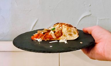 Assaggio di Ricordo d'infanzia (ragù alla bolognese home made, porcini freschi spadellati, caciocavallo affumicato della Costiera Amalfitana) da Vincenzo Nese a O' Scugnizzo Gourmet di Stradella (Pavia)
