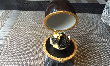 Cioccolato bianco, salsa olandese, caviale e oro. E' l'Uovo Fabergè come lo immagina Igor Grishechkin, chef del ristorante Kokoko di San Pietroburgo in Russia, indirizzo Voznesensky prospect 6, telefono +7.812.4182060
