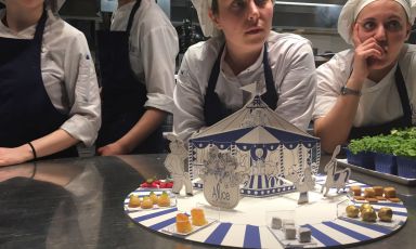 Il Circo di Alice, una costosa installazione di pop-up con leve incollate a mano e cartoncini pieghevoli di diverso spessore ideato da Viviana Varese e Sandra Ciciriello (ristorante Alice, Milano) per infondere nuova verve alla piccola pasticceria. Un espediente costoso ma molto apprezzato dalla clientela
