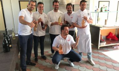 Foto di rito con i vincitori: a sinistra Amedeo Moretti, Stefano Vola, Renato Bosco, il gestore del Bagno Peppino, Ciro Salvo. Accucciato il sommelier Luca Gardini
