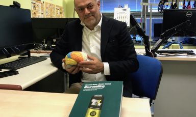 Il Prof. Vincenzo Russo nel BrainLab dell'Università IULM di Milano - Foto: Annalisa Cavaleri
