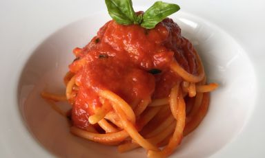 Gli Spaghetti al pomodoro serviti al bistrot del nono piano del Romeo hotel di Napoli da Salvatore Bianco. Lo chef del Comandante, +39.081.0175001, una stella Michelin, pone molta attenzione al piatto simbolo della tradizione napoletana e italiana, offrendone versioni classiche ed estrose: "Dietro alla pasta col pomodoro, c'è un mondo"
