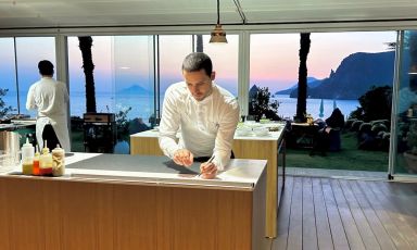 Davide Guidara al pass della sua nuova cucina in una sorta di serra, con vista sul tramonto di Vulcano, a I Tenerumi del Therasia resort
