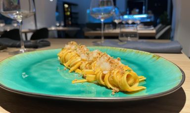 Fettuccine beurre blanc, tartare di scampi, bottarga di tonno, timo, pepe e olio al basilico - Tutte le foto: Annalisa Cavaleri
