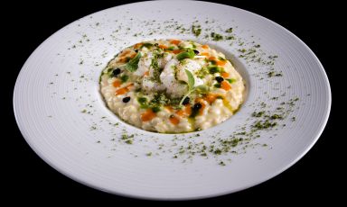 Risotto agli scampi come una pizza: il piatto del 2021 di Gioacchino Pontrelli, chef del Lorenzo a Forte dei Marmi (Lucca)

