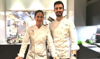 Rosanna Marziale, chef de Le Colonne di Caserta con il resident chef di Identit&agrave; Golose Milano Edoardo Traverso. La cena &egrave; prenotabile anche per questa sera &ndash; mercoled&igrave;&nbsp;2 marzo &ndash; cliccando qui
