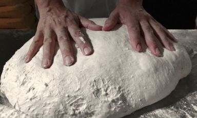 Le mani, l'impasto: il fulcro dell'arte di un pizzaiolo
