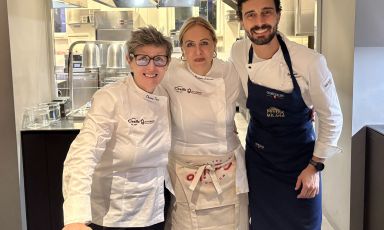 Edoardo Traverso, executive chef di Identit&agrave; Golose Milano, ha accolto nella sua cucina Viviana Varese e Roberta Esposito
