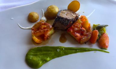La Costola di manzo cotta per 3 giorni sottovuoto e poi grigliata su pietra lavica vesuviana con patate e pomodori grigliati, yogurt di bufala e una crema di friggitelli. Un piatto superbo di Christoph Bob, chef del Il Refettorio del Monastero di Santa Rosa a Conca dei Marini (Salerno)
