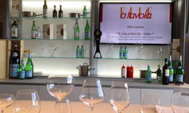 Secondo appuntamento, ieri, con le "Lezioni di cucina" di Elle a Tavola a Identità Expo. Si è parlato del modo giusto di servire (e abbinare) il vino