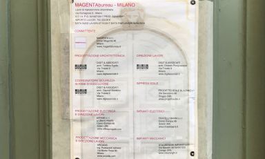 Il cartello affisso all'entrata dell'edificio di via Romagnosi 6 che fino a non molto tempo fa ha ospitato la Fondazione Feltrinelli, ora nel nuovo palazzo di viale Pasubio. Al suo posto prende forma in queste settimane Identità Milano, il nuovo Hub Internazionale della Gastronomia che esordirà a maggio ospitando i primi eventi, mentre a settembre partirà anche come ristorante sul modello di Identità Expo
