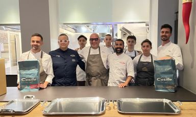 Foto di gruppo al pass, con tutti i protagonisti di una serata speciale
