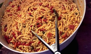 Inside the restaurant at hotel Signum in Malfa, on the island of Salina (Messina), you help yourself from a large pot of Busiate pasta with tomato like that in the photo. Cooking large pots of pasta is hardly easy. But chef chef Martina Caruso gives us some useful tip
