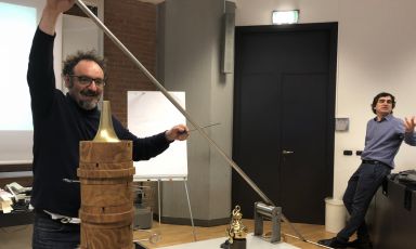 Paolo Lopriore e Luca Govoni a lezione ieri all'Università Iulm di Milano, per le classi dei Master in "food and wine communication" e "Made in italy". Il cuoco comasco regge un rivoluzionario spiedo oscillante
